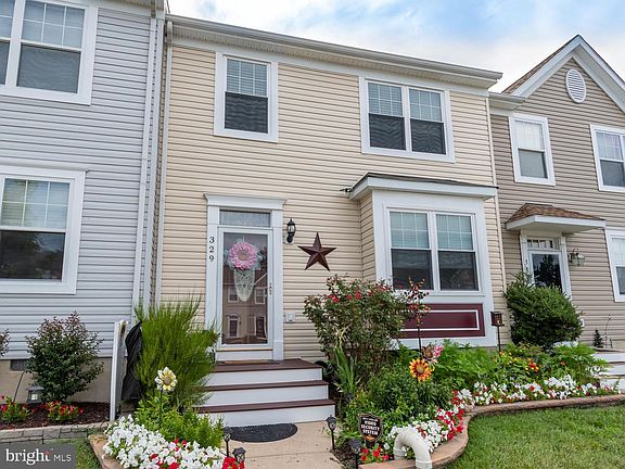 4th image of 329 Creekside Commons Ct
