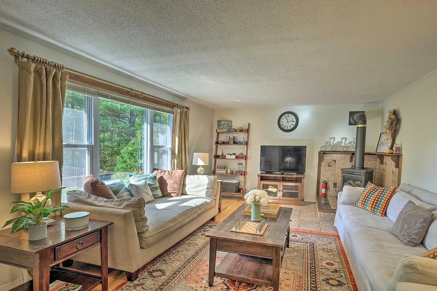 3 bed, 2.0 bath, 1345 sqft, $3,964 — Photo 2