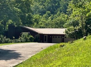 2 Trail Dr, Hurricane, WV 25526
