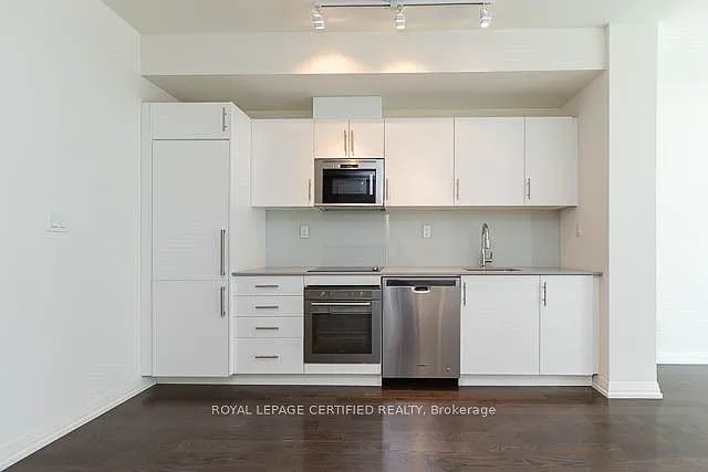 460 Adelaide St E — Photo 4