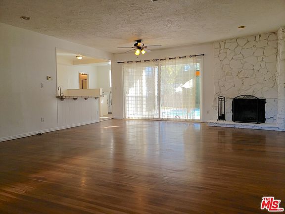 4th image of 22338 Roscoe Blvd