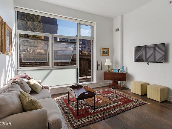 3rd image of 390 Lorimer St APT 1A