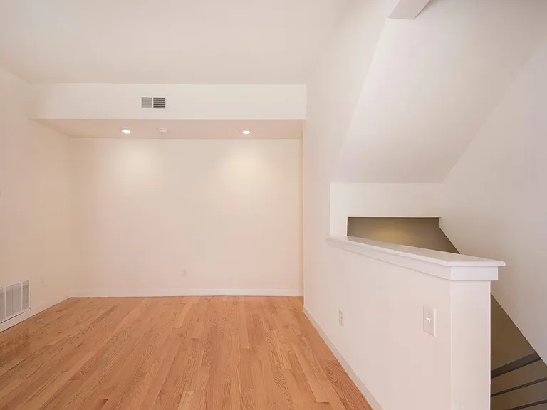 1520 Bainbridge St #A — Photo 8