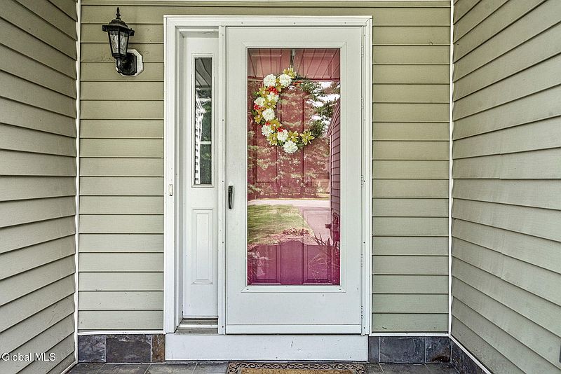 3rd image of 32 Deer Run Drive