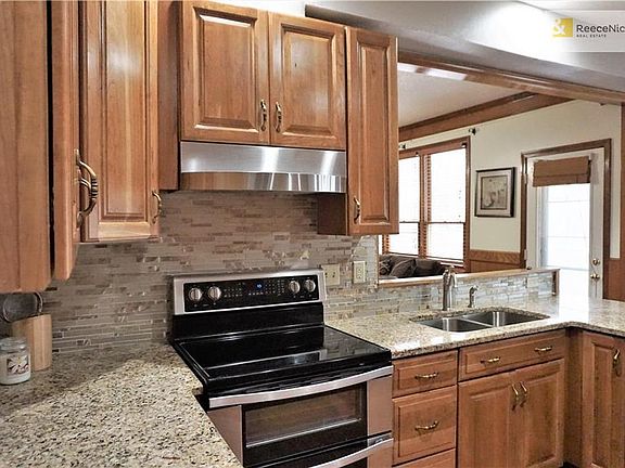 Double oven, and vent to exterior!