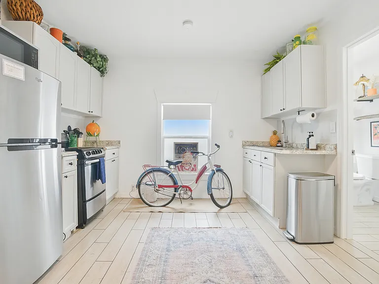 714 Grove St N #6 — Photo 7