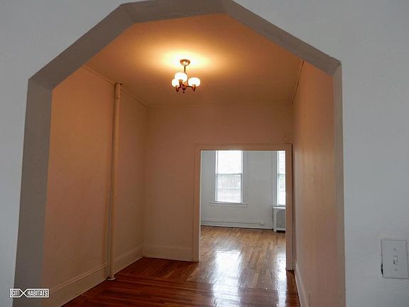 5th image of 140 Bedford Ave APT 1