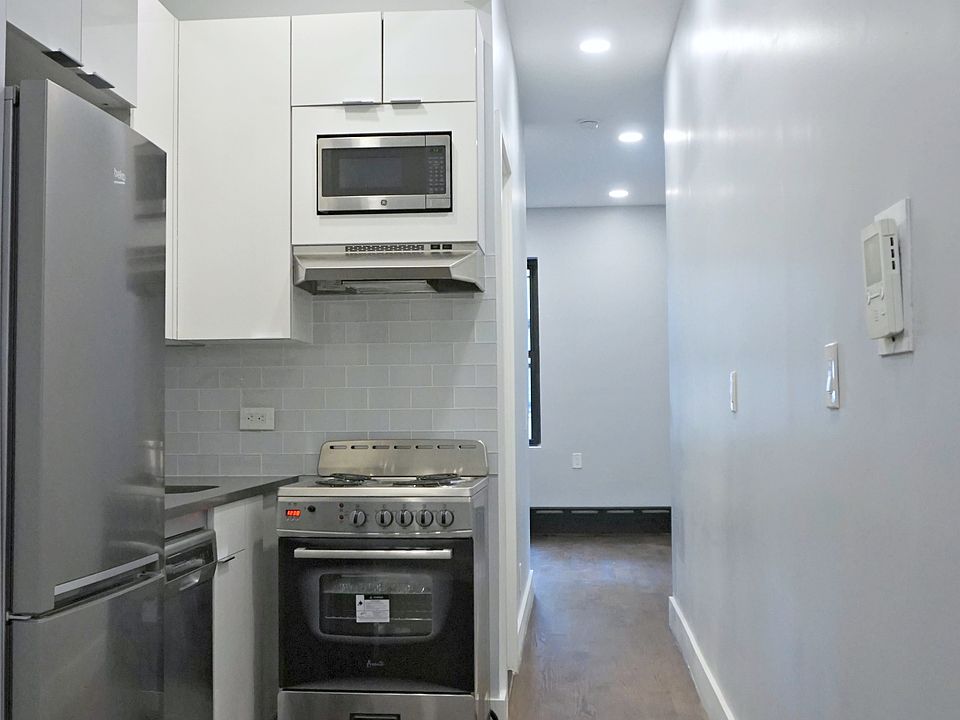 1st image of 325 W 100th St