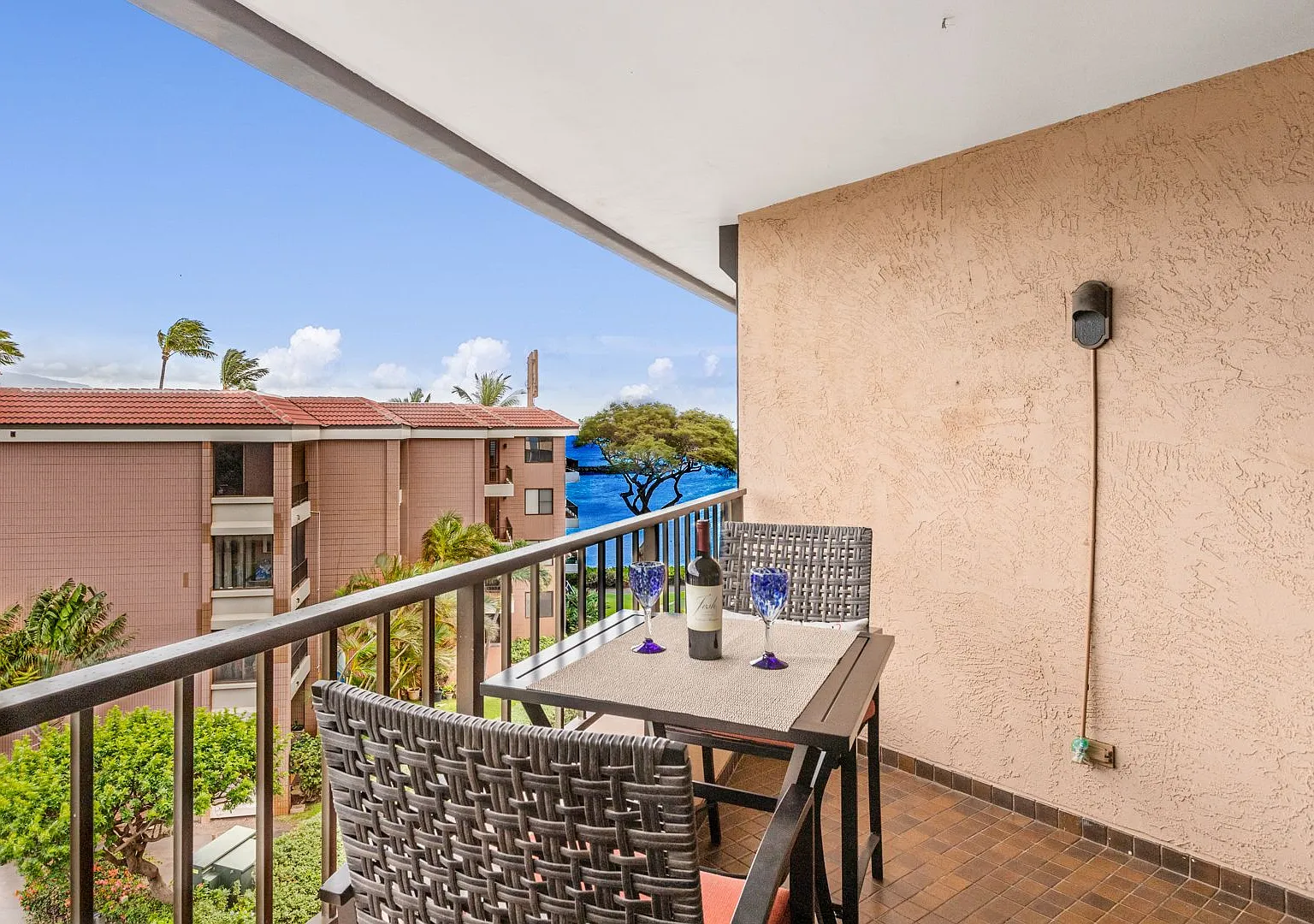 OceanFront Furnished Updated Condo at Maalaea Mermaid, 1 Bed / 1 Bath with Ocean Views! — Photo 4