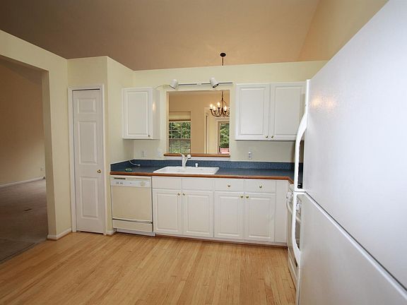 5th image of 5634 Versailles Ave