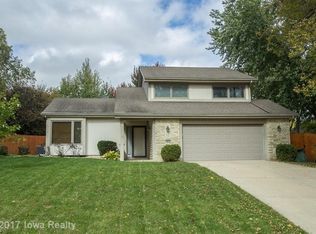 3809 Western Hills Dr, West Des Moines, IA 50265