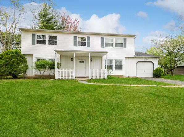 8 Loma Street, Medford, NY 11763