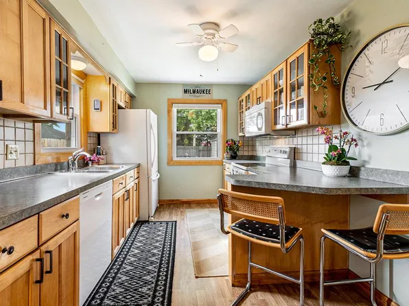 1931 W Kendall AVENUE, Glendale, WI 53209