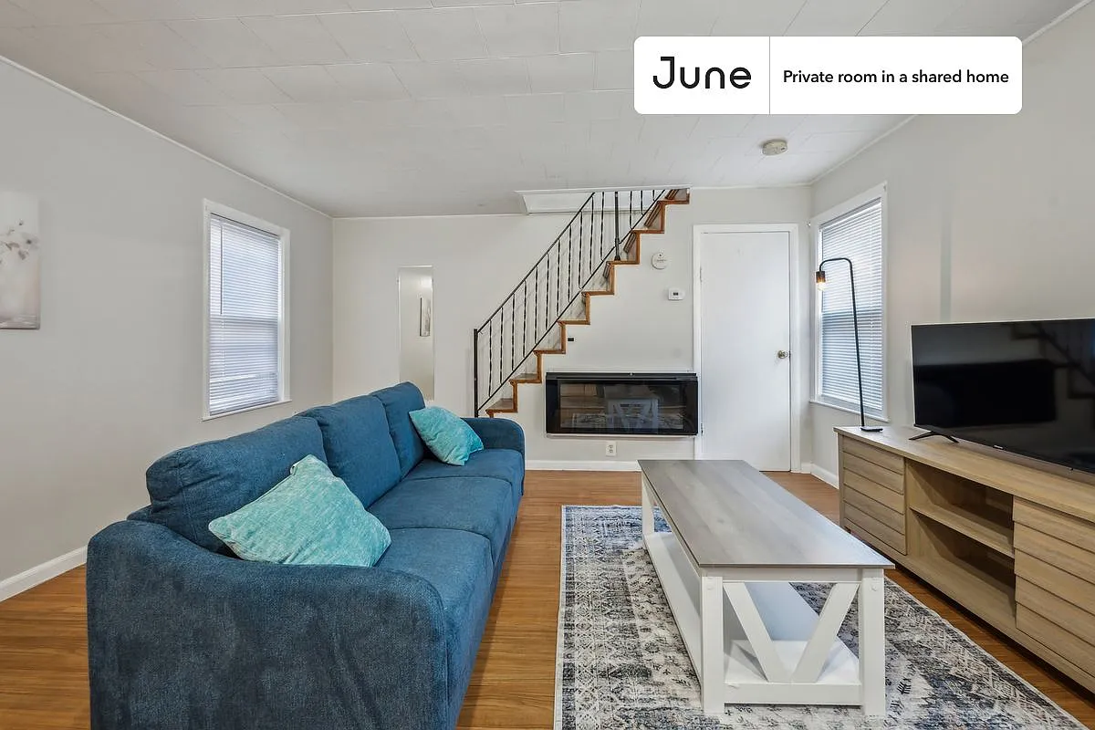Queen bedroom in 3 bed/1 bath home in East Cambridge #1812 A — Photo 3