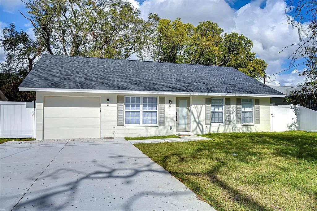 3 bed, 1.0 bath, 1122 sqft, $2,400 — Photo 1