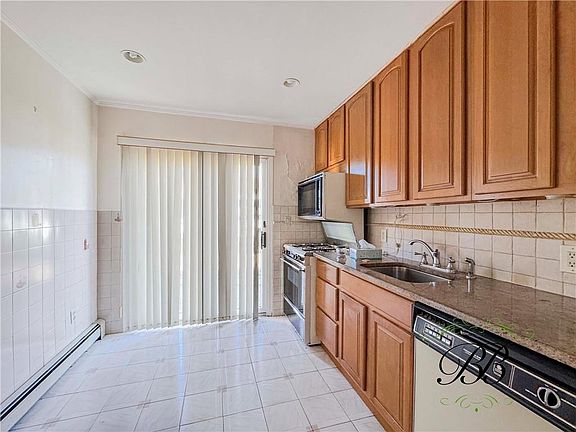 3rd image of 2209 E 65th St