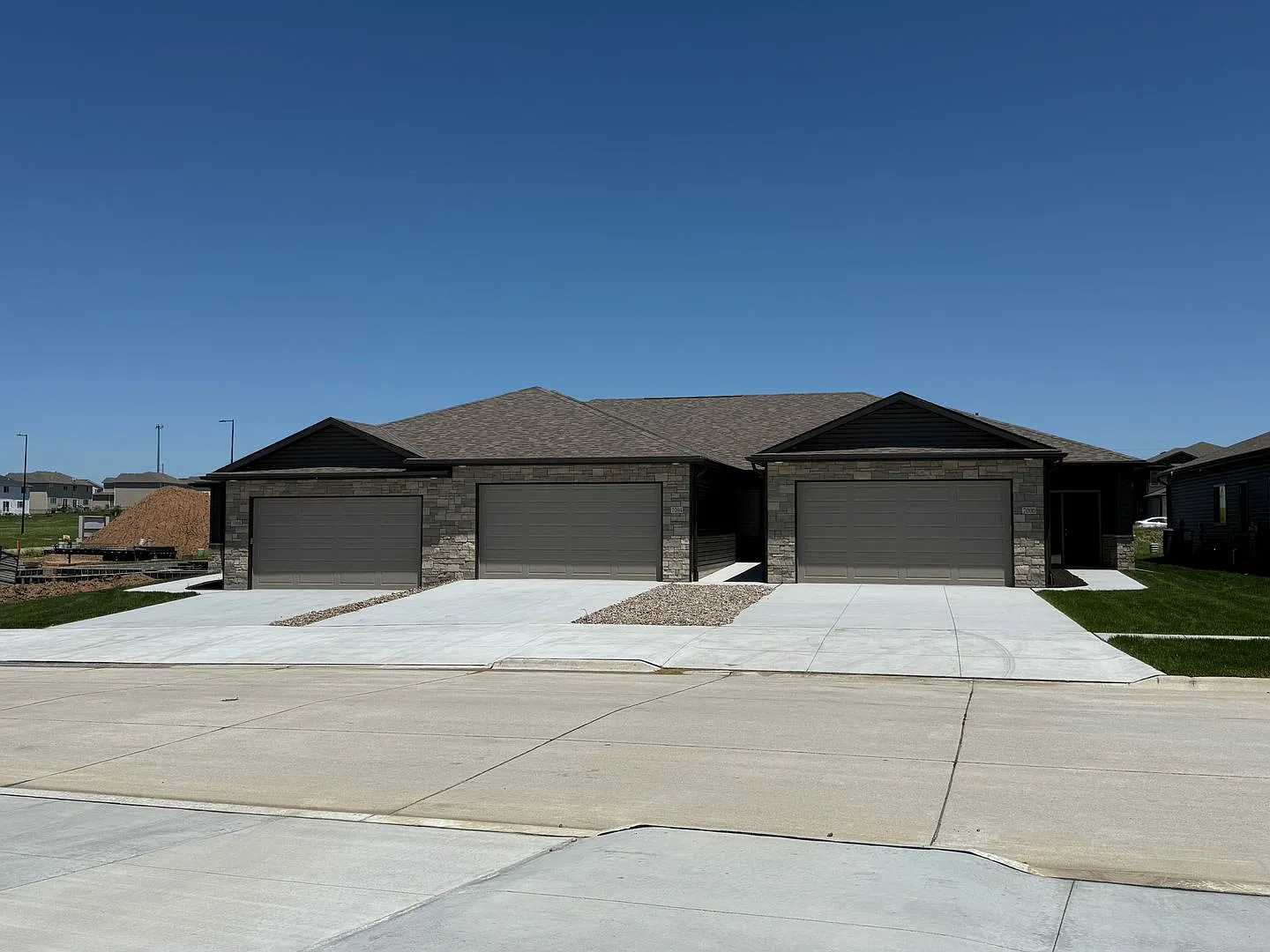 Spacious 2 bed/2.5 bath daylight Townhome in SE Lincoln — Photo 1