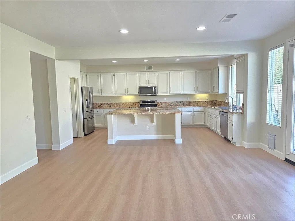 4 bed, 2595 sqft, $4,300 — Photo 3