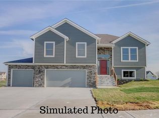 18409 Rock Creek Dr, Smithville, MO 64089