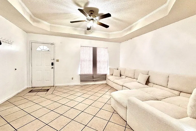 3013 Kensington Ln — Photo 2