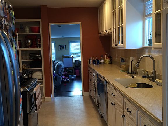 3rd image of 3451 Argyle St