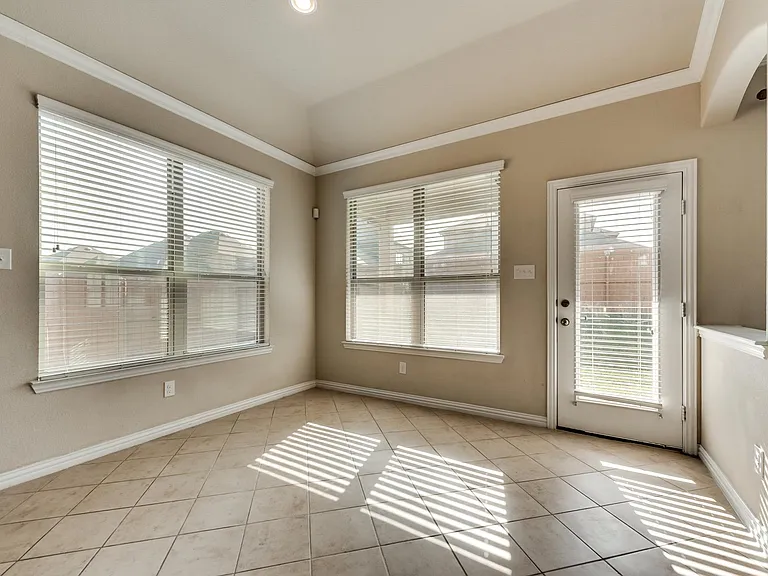 1404 Nacona Dr — Photo 16