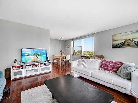 5th image of 336 W Wellington Ave APT 705