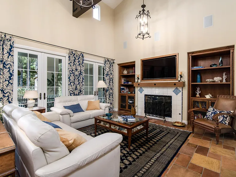 8124 City Lights Way — Photo 3