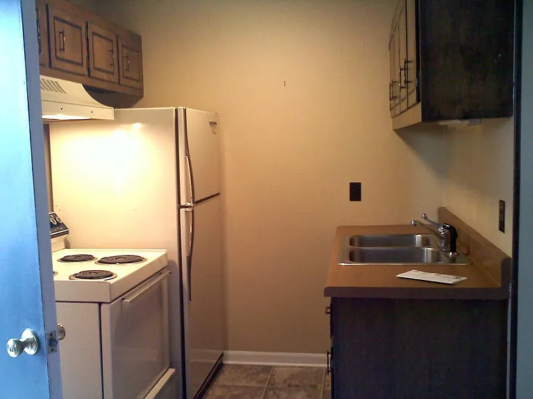 411 Townley St — Photo 2