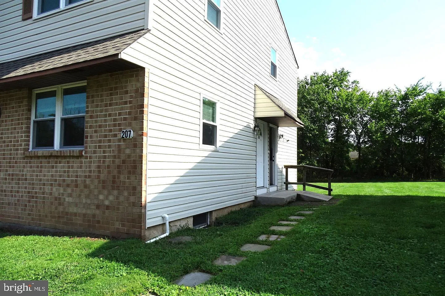 2 bed, 1.0 bath, 2046 sqft, $2,250 — Photo 2