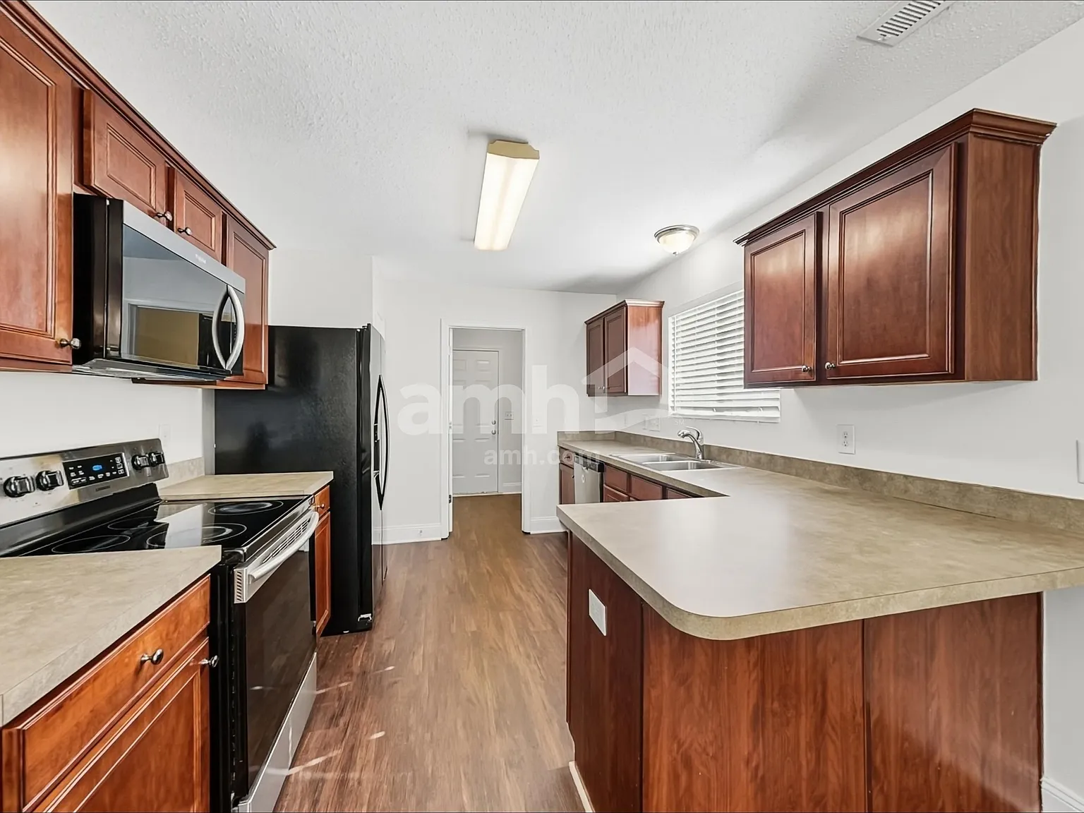 3 bed, 2.5 bath, 1629 sqft, $2,005 — Photo 3