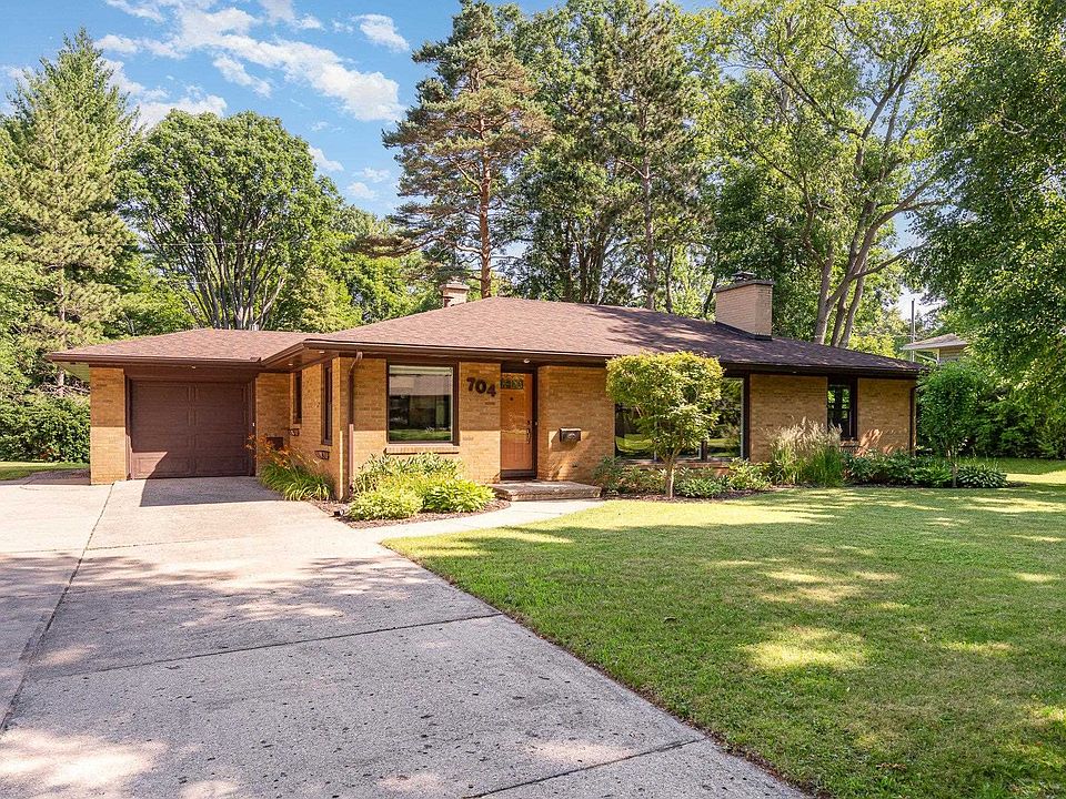1st image of 704 W Meadowbrook Dr