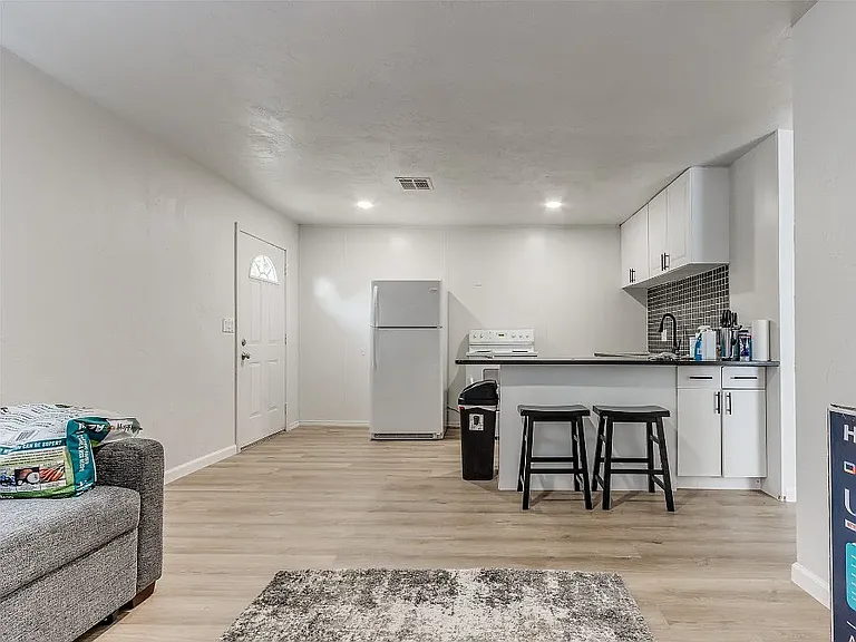 320 E Wayne Ave #C — Photo 15