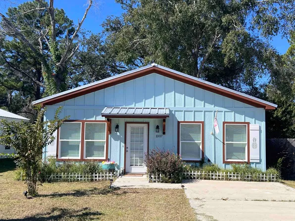 1007 Elbert St, Darien, GA 31305