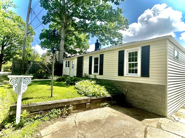 566 Lake Eliza Gtwy, Hebron, IN 46341