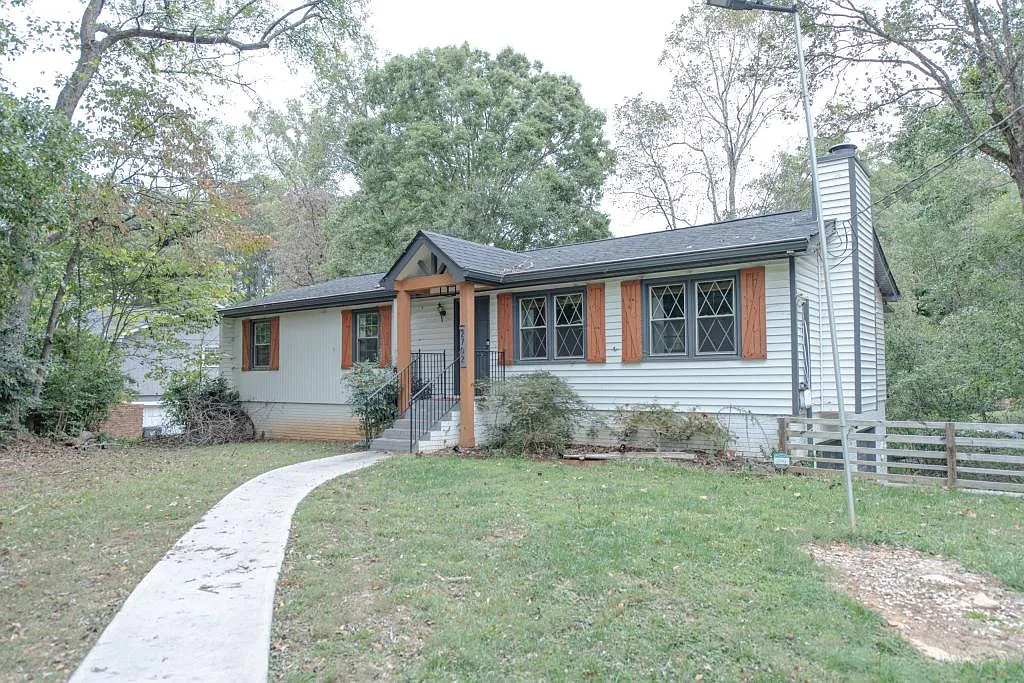 2702 Davenport Rd NW — Photo 1