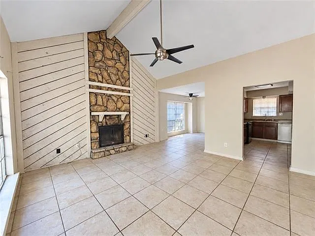 2 bed, 1.0 bath, 1022 sqft, $1,100 — Photo 2