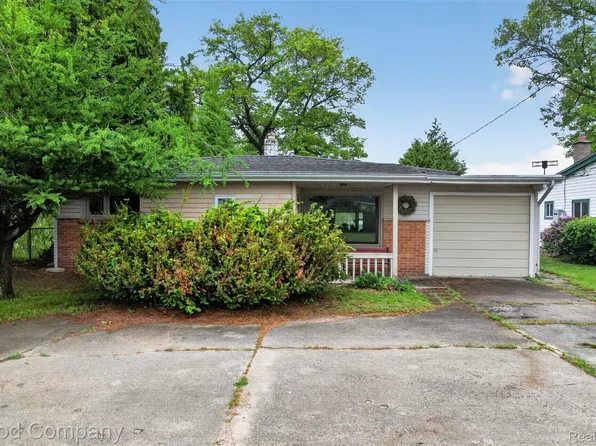 953 Lake Dr, Oxford, MI 48371
