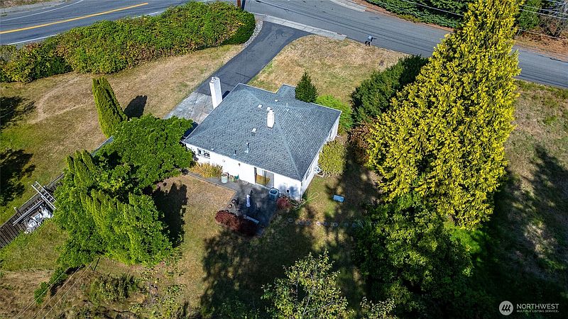 3rd image of 3225 McLeod Road