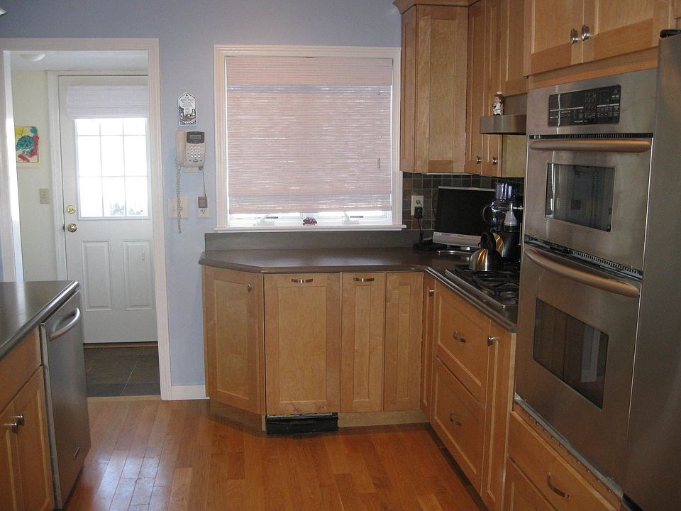 Goregous Shaker Style Light Maple Cabinets