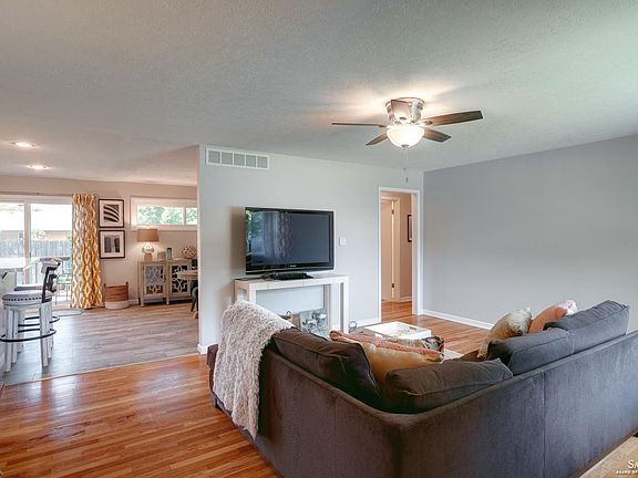 3rd image of 1015 Mellinger Dr