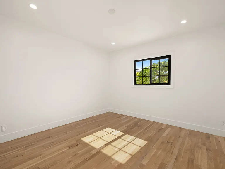 211 S Formosa Ave — Photo 16