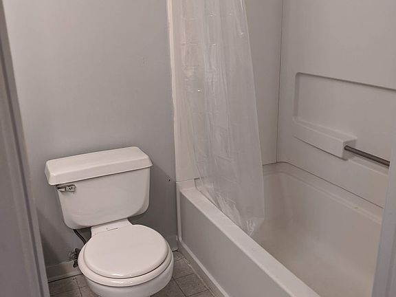 5th image of 3921 SW 34th St Room 3