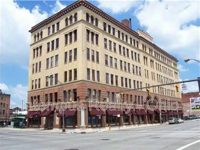 150 E Main St #611