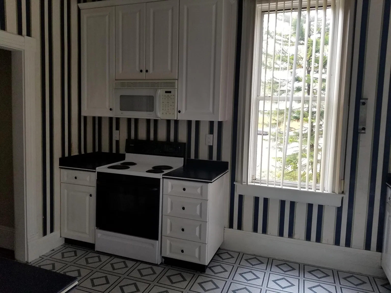 2 bed, 1050 sqft, $1,700 — Photo 3