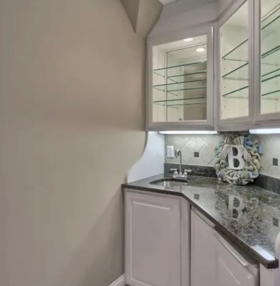 4 bed, 3.5 bath, 3700 sqft, $3,500 — Photo 4
