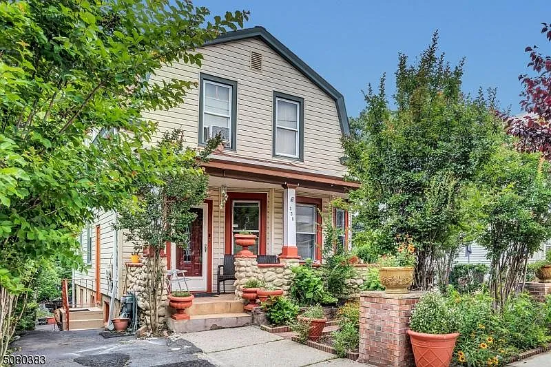 338 Summer St photo 1