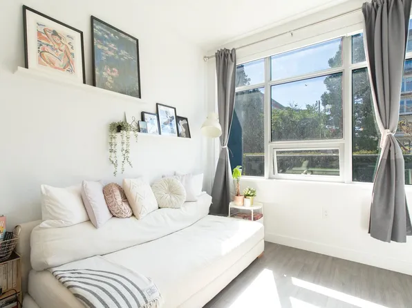 523 King Edward Ave W #106, Vancouver, BC V5Z 0J3