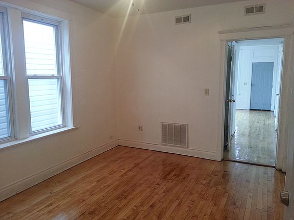 4th image of 915 W 32nd St #3FL