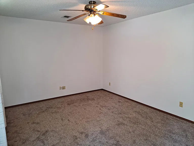 313 McKennon Ct — Photo 2